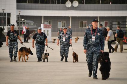 Московская область, Кубинка.    Полицейские   со служебными собаками  на международном военно-техническом  форуме `Армия-2017`в парке `Патриот`.