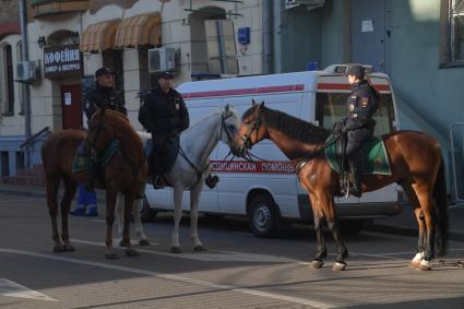 Москва.   Конная полиция в день праздника жертвоприношения Курбан-Байрам на  одной из улиц.