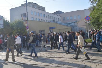 Москва. Мусульмане в день праздника жертвоприношения Курбан-Байрам  на улице Дурова.