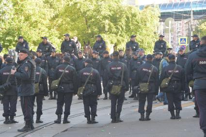 Москва.   Сотрудники полиции в день праздника жертвоприношения Курбан-Байрам на одной из улиц города.