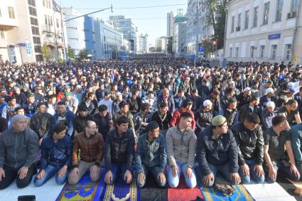 Москва. Мусульмане во время праздничного намаза в Курбан-Байрам на улице Щепкина.