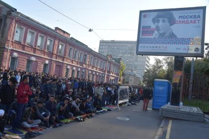 Москва.  Мусульмане в день праздника жертвоприношения Курбан-Байрам на улице Дурова.