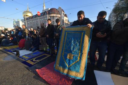 Москва.   Мусульмане в день праздника жертвоприношения Курбан-Байрам   у Соборной мечети на улице Дурова.