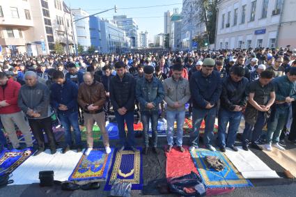 Москва. Мусульмане  во время праздничного намаза в Курбан-Байрам  на улице Щепкина.