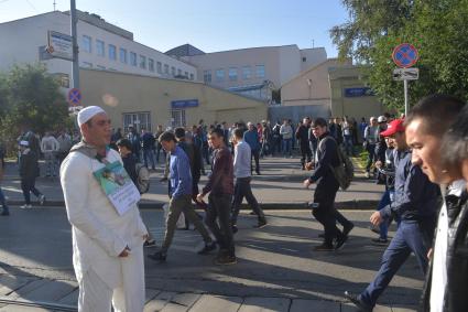 Москва. Мусульмане в день праздника жертвоприношения Курбан-Байрам  на улице Дурова.