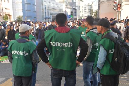 Москва.   Мусульмане в день праздника жертвоприношения Курбан-Байрам на улице Щепкина.