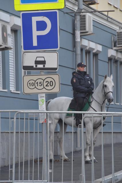 Москва.   Конная полиция в день праздника жертвоприношения Курбан-Байрам на  одной из улиц.