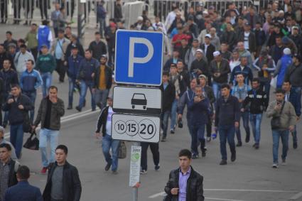 Москва. Мусульмане в день праздника жертвоприношения Курбан-Байрам на  одной из улиц города.