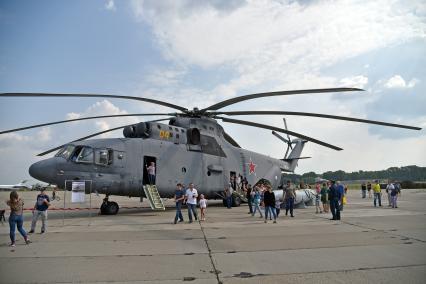 Новосибирск.  Грузовой вертолет  МИ-26  на Международном военно-техническом  форуме  `Армия-2017`.