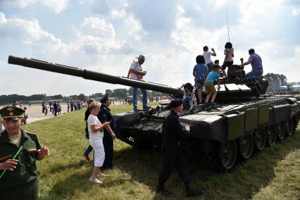 Новосибирск.  Посетители осматривают экспонаты   на Международном военно-техническом  форуме  `Армия-2017`.
