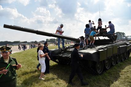 Новосибирск. Посетители осматривают экспонаты на Международном военно-техническом форуме `Армия-2017`.