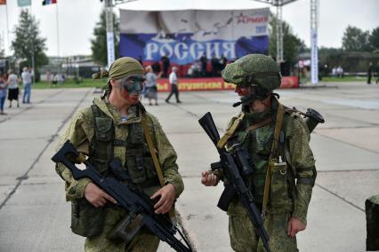 Новосибирск.  Военные в камуфляжной форме  на Международном военно-техническом  форуме  `Армия-2017`.