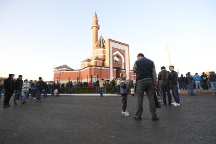 Москва. Мусульмане возле Мемориальной мечети на Поклонной горе в день праздника жертвоприношения Курбан-байрам.