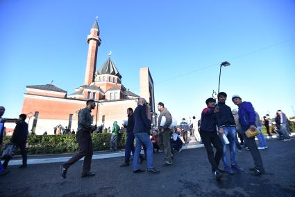 Москва. Мусульмане возле Мемориальной мечети на Поклонной горе в день праздника жертвоприношения Курбан-байрам.