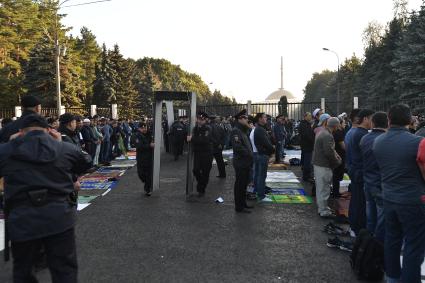 Москва. Мусульмане  на Поклонной горе в день праздника жертвоприношения Курбан-байрам.