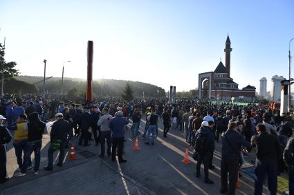 Москва. Мусульмане возле Мемориальной мечети на Поклонной горе в день праздника жертвоприношения Курбан-байрам.