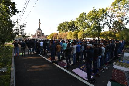 Москва. Мусульмане во время праздничного намаза в Курбан-Байрам  возле Мемориальной мечети на Поклонной горе.