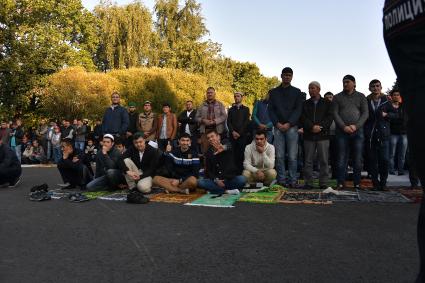 Москва. Мусульмане  на Поклонной горе в день праздника жертвоприношения Курбан-байрам.