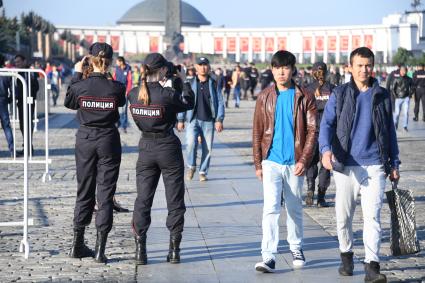 Москва. Мусульмане  на Поклонной горе в день праздника жертвоприношения Курбан-байрам.