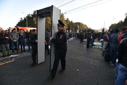 Москва. Мусульмане  на Поклонной горе в день праздника жертвоприношения Курбан-байрам.