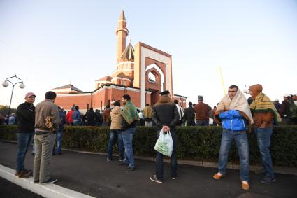 Москва. Мусульмане возле Мемориальной мечети на Поклонной горе в день праздника жертвоприношения Курбан-байрам.