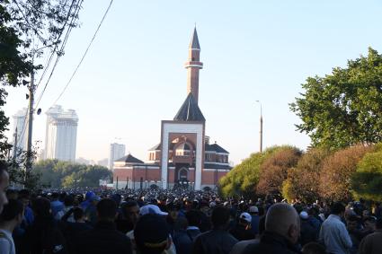 Москва. Мусульмане возле Мемориальной мечети на Поклонной горе в день праздника жертвоприношения Курбан-байрам.