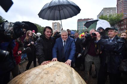 Москва. Житель подмосковного Электрогорска Александр Чусов (второй слева), вырастивший тыкву и лидер партии `Справедливая Россия` Сергей Миронов (в центре)   на презентации самой большой тыквы (472 кг), выращенной в России в преддверии открытия ежегодного фестиваля цветов, урожая, искусства `Краски осени`.