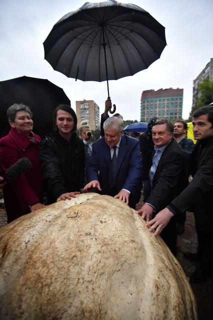 Москва. Житель подмосковного Электрогорска Александр Чусов (второй слева), вырастивший тыкву, лидер партии `Справедливая Россия` Сергей Миронов (в центре) и руководитель Московского регионального отделения партии Андрей Туманов (второй справа) на презентации самой большой тыквы (472 кг), выращенной в России в преддверии открытия ежегодного фестиваля цветов, урожая, искусства `Краски осени`.