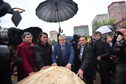 Москва. Житель подмосковного Электрогорска Александр Чусов (второй слева), вырастивший тыкву,  лидер партии `Справедливая Россия` Сергей Миронов (в центре) и руководитель Московского регионального отделения партии Андрей Туманов (второй справа) на презентации самой большой тыквы (472 кг), выращенной в России в преддверии открытия ежегодного фестиваля цветов, урожая, искусства `Краски осени`.