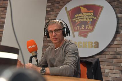 Москва. Российский хоккеист Игорь Ларионов в прямом эфире радио `Комсомольская правда`.