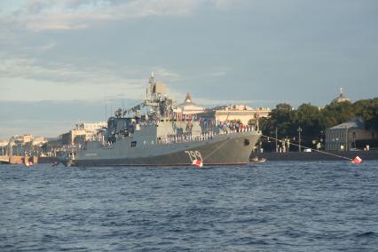 Санкт-Петербург.  Сторожевой корабль`Адмирал Макаров` во время репетиции  главного военно- морского парада посвященного Дню ВМФ в акватории Невы.