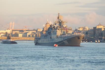 Санкт-Петербург.   Репетиции  главного военно- морского парада посвященного Дню ВМФ в акватории Невы.