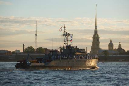 Санкт-Петербург.  Репетиция главного военно- морского парада посвященного Дню ВМФ в акватории Невы.