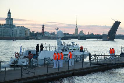 Санкт-Петербург.   Репетиции  главного военно- морского парада посвященного Дню ВМФ в акватории Невы.