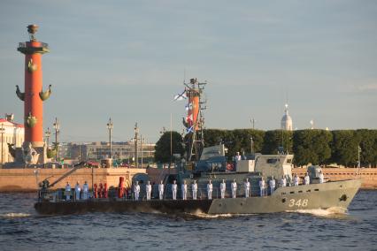 Санкт-Петербург.  Репетиция  главного военно- морского парада посвященного Дню ВМФ в акватории Невы.