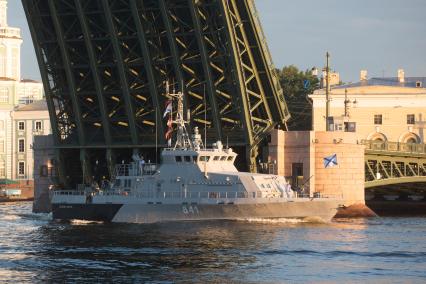 Санкт-Петербург.  Репетиция главного военно- морского парада посвященного Дню ВМФ в акватории Невы.