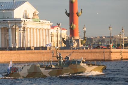 Санкт-Петербург.  Репетиция главного военно- морского парада посвященного Дню ВМФ в акватории Невы.