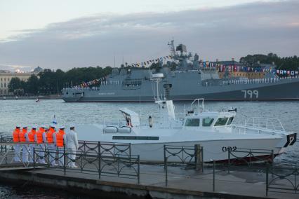 Санкт-Петербург.   Репетиции  главного военно- морского парада посвященного Дню ВМФ в акватории Невы.