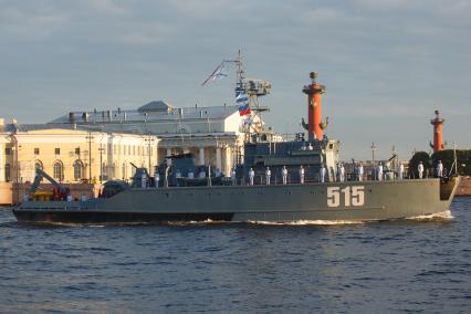 Санкт-Петербург.  Репетиция главного военно- морского парада посвященного Дню ВМФ в акватории Невы.