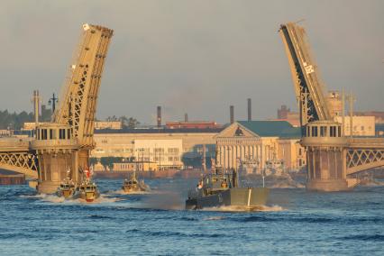 Санкт-Петербург. Разведенный мост   во время репетиции  главного военно- морского парада  посвященного Дню ВМФ в акватории Невы.