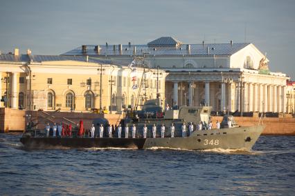 Санкт-Петербург.  Репетиция главного военно- морского парада посвященного Дню ВМФ в акватории Невы.