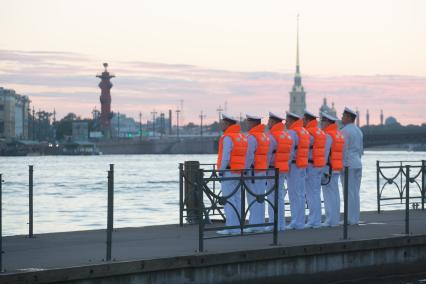 Санкт-Петербург.   Военнослужащие  во время репетиции  главного военно- морского парада посвященного Дню ВМФ в акватории Невы.