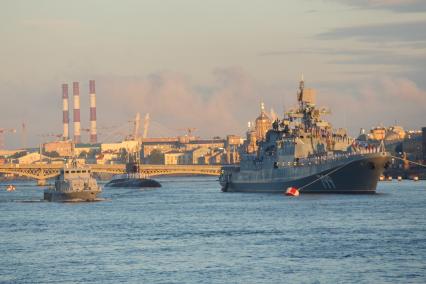 Санкт-Петербург. Сторожевой корабль `Адмирал Макаров`   во время репетиции главного военно- морского парада  посвященного Дню ВМФ в акватории Невы.