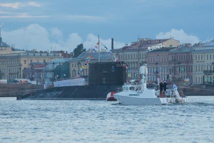 Санкт-Петербург.   Репетиция   главного военно- морского парада посвященного Дню ВМФ в акватории Невы.