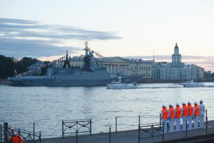 Санкт-Петербург.   Корвет `Стойкий` во время репетиции  главного военно- морского парада посвященного Дню ВМФ в акватории Невы.