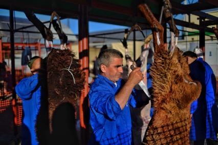 Казань.  Разделка жертвенных баранов в день праздника жертвоприношения Курбан-байрам .