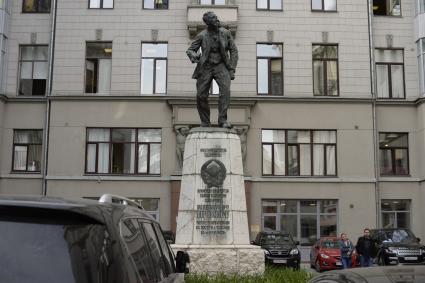 Москва.  Памятник революционеру Вацлаву Воровскому на площади Воровского.