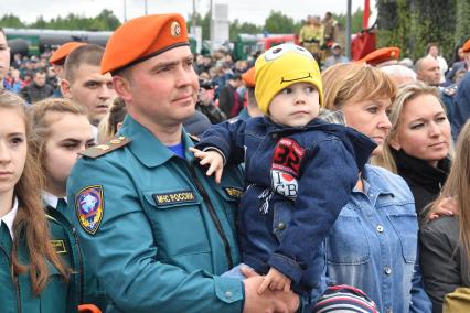 Московская область, Ногинск. Сотрудники  МЧС России  с семьями   на Международном салоне средств обеспечения безопасности `Комплексная безопасность-2017`.