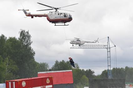 Московская область, Ногинск.  Вертолет МЧС РФ Ми-8  во время демонстрационно-полевых учений на Международном салоне средств обеспечения безопасности `Комплексная безопасность-2017`.