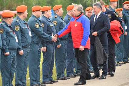 Московская область, Ногинск.  Министр РФ по делам гражданской обороны, чрезвычайным ситуациям и ликвидации последствий стихийных бедствий Владимир Пучков приветствует  сотрудников МЧС   на Международном салоне средств обеспечения безопасности `Комплексная безопасность-2017`.